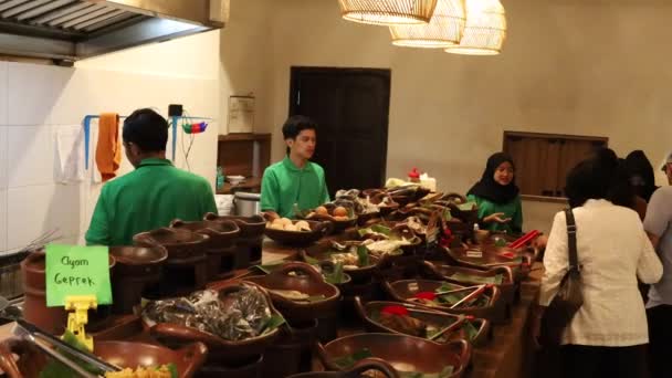 Indonesia Oct 2022 People Ordering Food Typical Yogyakarta Restaurant Angkringan — 비디오