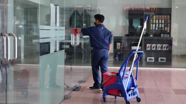 Indonesia Okt 2022 Trabajador Asiático Limpieza Centro Comercial Exterior Pared — Vídeos de Stock