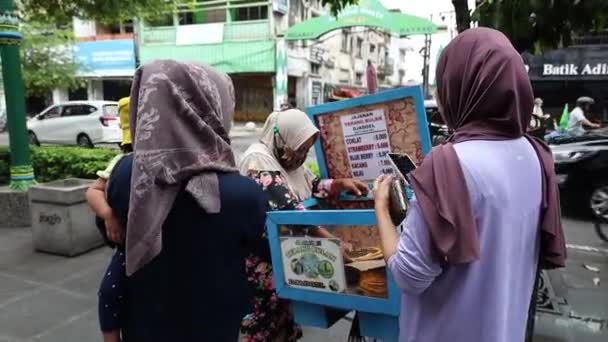 Indonezja Października 2022 Goście Ulicy Malioboro Kupują Jedzenie Ulicy Yogyakarta — Wideo stockowe