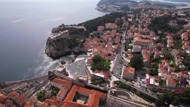 Luchtfoto Van Dubrovnik Kroatië Oude Stadsmuren Lovrijenac Kustfort Drone Shot — Stockvideo