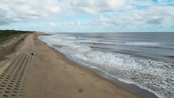 Flygvideofilmer Seaside Waves Nära Sandstrand Vacker Solig Sommardag Lincolnshire Kust — Stockvideo