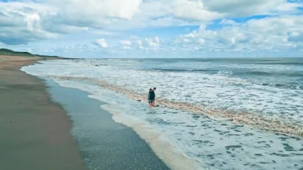 Drone Videomateriaalia Kuvattu Auringonlaskun Meren Hiekkaranta Sisarukset Kaksi Poikaa Uinti — kuvapankkivideo