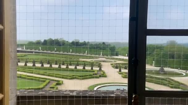 Pohled Zámek Versailles Zahrady Přes Okno Uvnitř Paláce Francii Přístup — Stock video