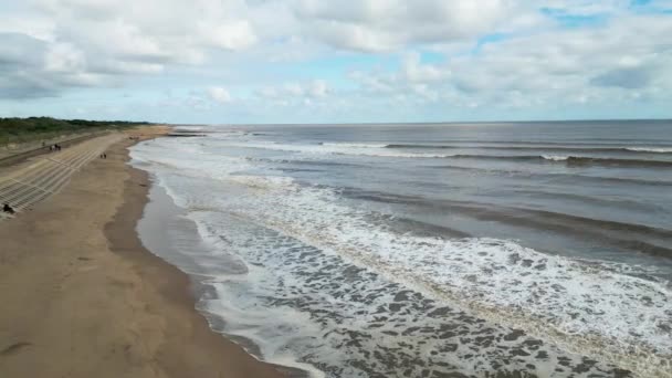 Imagens Vídeo Drone Ondas Beira Mar Perto Uma Praia Areia — Vídeo de Stock