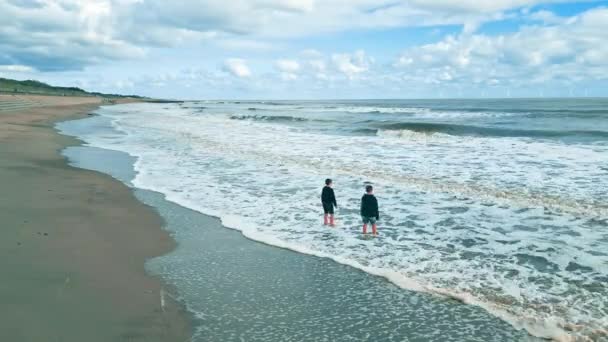 Drone Videomateriaalia Kuvattu Auringonlaskun Meren Hiekkaranta Sisarukset Kaksi Poikaa Uinti — kuvapankkivideo