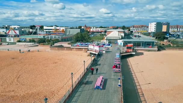 開いた海に面したSkegness Pierから撮影されたドローンの空中ビデオ映像 休日のメーカー 人々のビューを見て表示されます イギリスでのスキギー — ストック動画