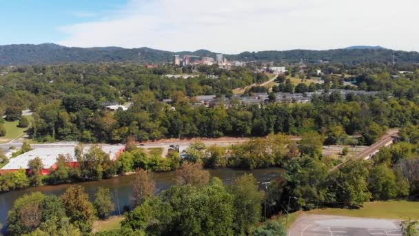 Drone Vídeo Disparo Camión French Broad River Junto Centro Asheville — Vídeo de stock