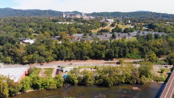 Drone Video Dolly Shot French Broad River Next Downtown Asheville — Vídeos de Stock