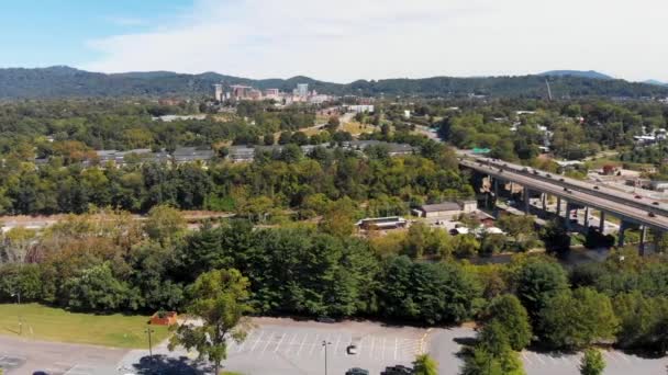 法国宽河的4K Drone Video 卡车射击 位于北卡罗来纳州Asheville市中心的Sunny Summer Day — 图库视频影像