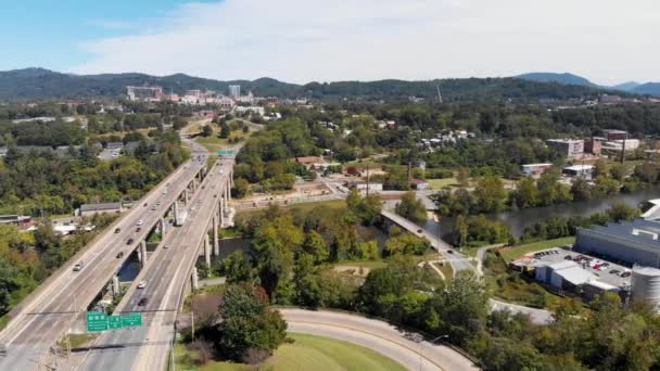 Drone Video Знімок Вантажівки Haywood Street Bridge French Broad River — стокове відео