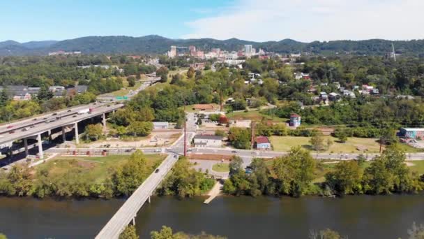 Drone Video Dolly Shot French Broad River Next Downtown Asheville — Vídeo de Stock