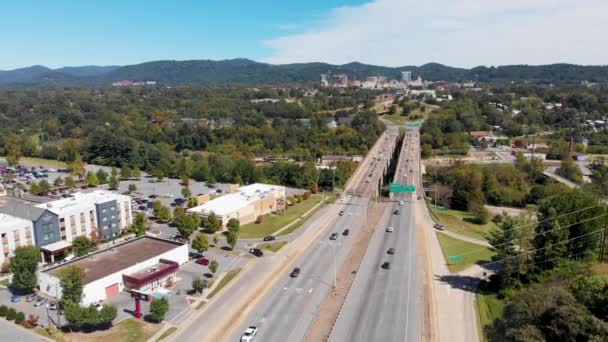 Vídeo Drone Haywood Street Bridge Sobre Rio Broad Francês Asheville — Vídeo de Stock
