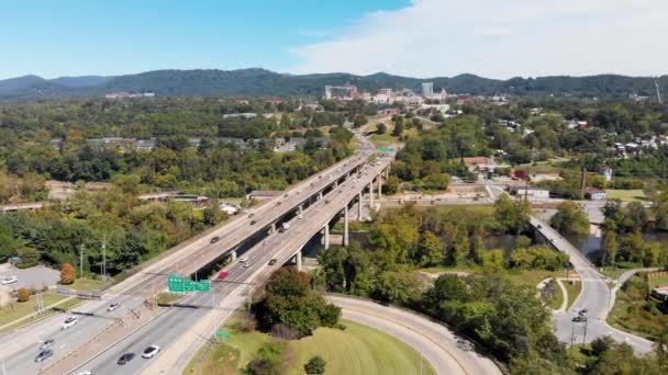 Vídeo Drone Haywood Street Bridge Sobre Rio Broad Francês Asheville — Vídeo de Stock