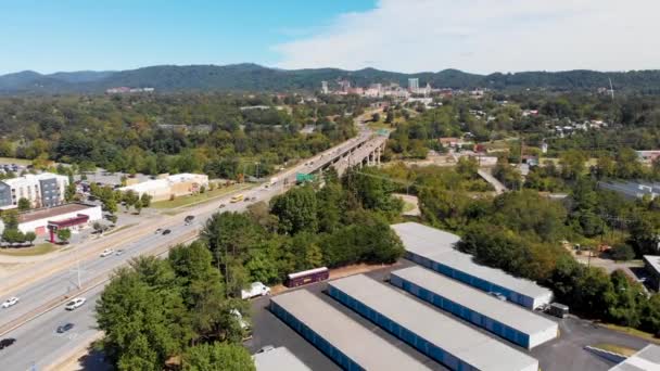 美国北卡罗来纳州Asheville市Haywood Street Bridge的4K Drone Video Dolly Shot — 图库视频影像