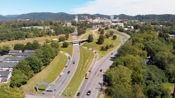 Drone Video Знімок Вантажівки 240 Interchange Downtown Asheville Sunny Summer — стокове відео