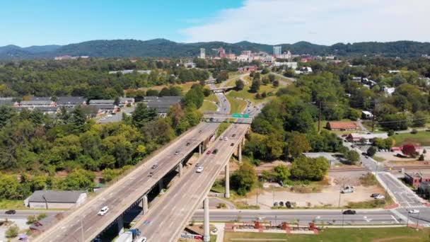 Sunny Summer Day 18日 北卡罗来纳州Asheville的Haywood Street Bridge的4K Drone Video Dolly — 图库视频影像