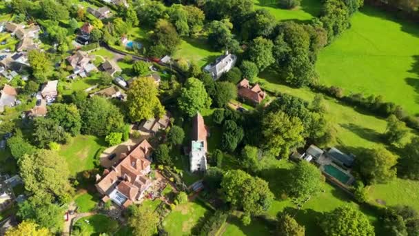 肯特郡一个风景如画的村庄拍摄的高空无人驾驶飞机 画面显示了一座教堂及其周围的房屋和绿树 — 图库视频影像