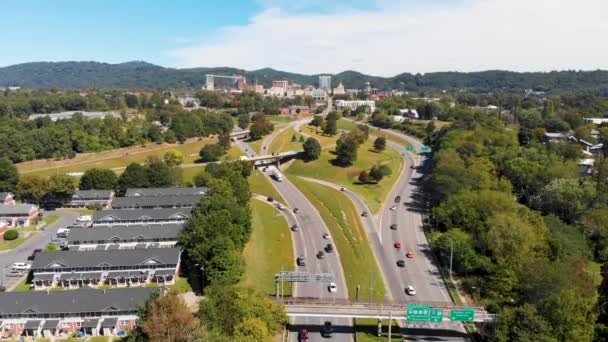 Drone Videó 240 Interchange Ről Asheville Belvárosában Sunny Summer Day — Stock videók