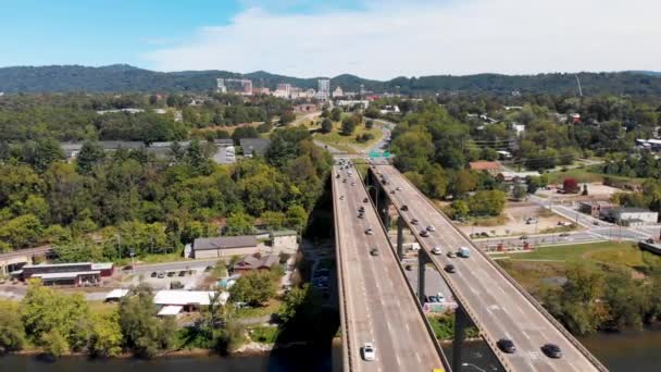 Drone Video Dolly Shot Haywood Street Bridge Över Franska Broad — Stockvideo