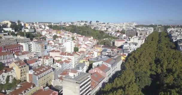 Vista Órbita Aérea Lisboa Partir Uma Movimentada Avenida Rio Tejo — Vídeo de Stock