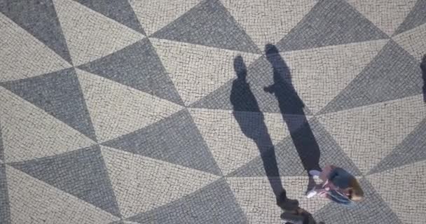 一些游客拍照和享受日光浴的美丽的轮廓 里斯本 — 图库视频影像