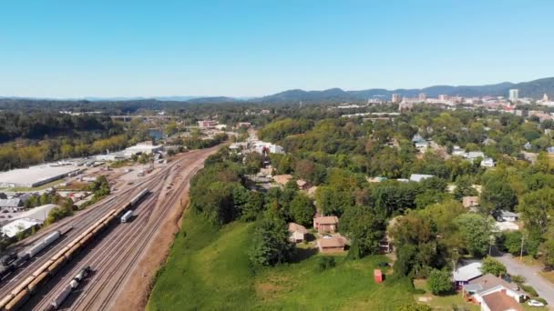 Drone Video Dolly Shot Train Yard Neighborhoods Lado Sur Asheville — Vídeos de Stock