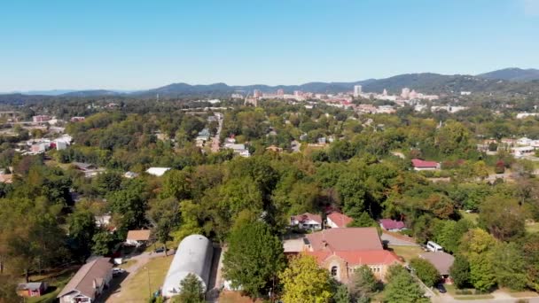 Asheville Güney Yakası Sunny Summer Day Drone Video Kamyon Çekimi — Stok video