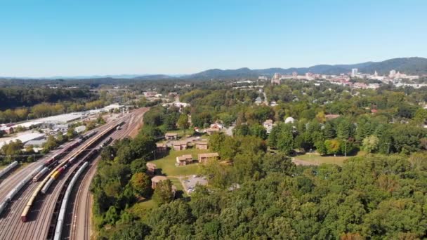 Drone Video Teherautó Felvétel Vonat Yard Környéke Déli Oldalán Asheville — Stock videók