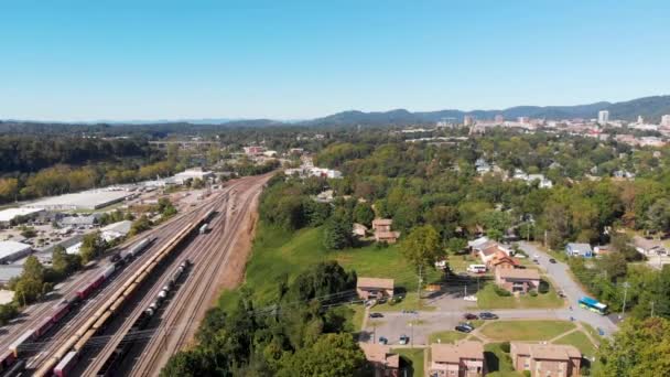 Drone Video Dolly Shot Train Yard Neighborhoods South Side Asheville — стокове відео