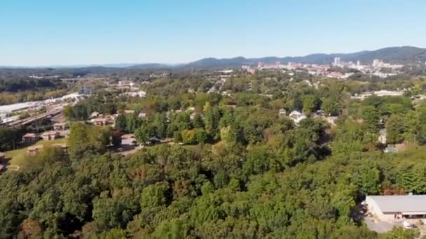 Drone Video Знімок Вантажівки Train Yard Neighborhoods South Side Asheville — стокове відео