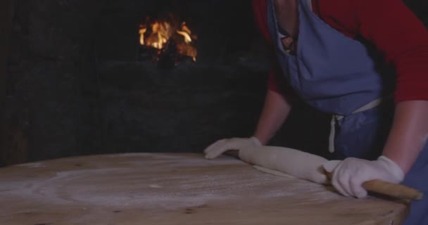 Khinkali Mantı Için Kadın Aşçı Yuvarlanan Hamur Yüksek Açı — Stok video