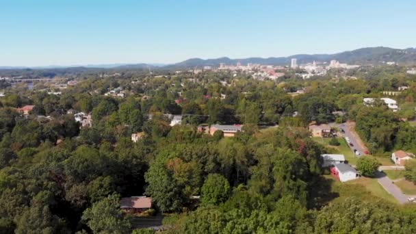 Drone Video Знімок Вантажівки Train Yard Neighborhoods South Side Asheville — стокове відео