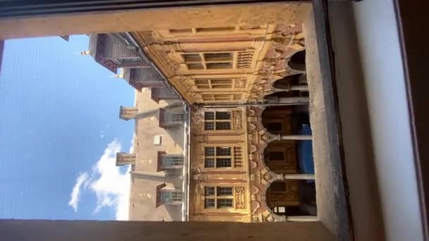 フランス リールの窓から見た旧証券取引所 ヴィエイユ ブルーズ の垂直撮影 — ストック動画