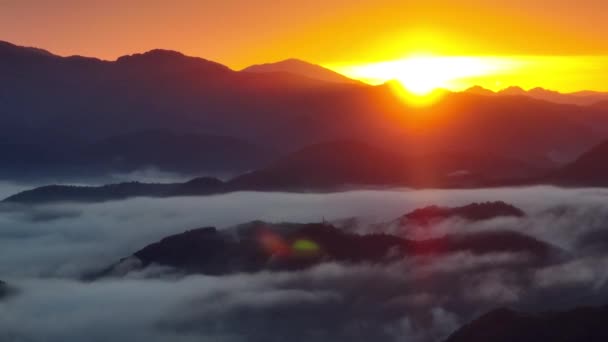 Breautiful Sunrise Над Текущим Туманом — стоковое видео