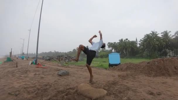 Genç Bir Güney Asyalı Çocuk Plajda Takla Atıyor Serbest Egzersiz — Stok video