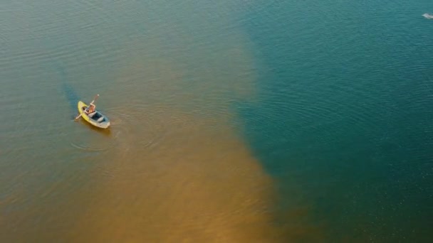Statische Shot Girl Rafting Kayak Alone Calm River Foz Lizandro — Stockvideo