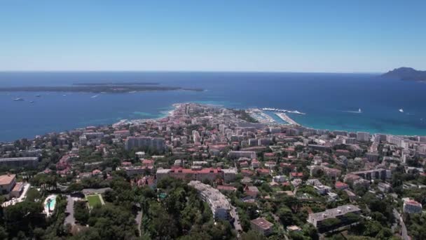 Luchtfoto Van Cannes Frankrijk Heuvelachtige Gebouwen Haven Aan Middellandse Zee — Stockvideo