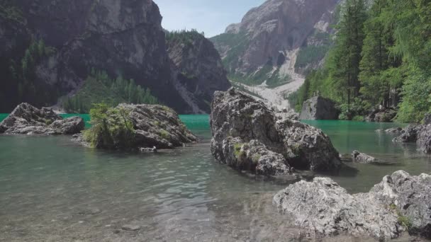 Lake Braies Rotsen Voorgrond Bergen Achtergrond — Stockvideo
