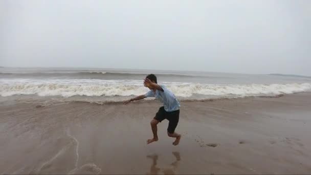 Nastoletni Chłopak Który Ćwiczy Plaży Darmowe Ćwiczenia Filmiki Wakacje — Wideo stockowe