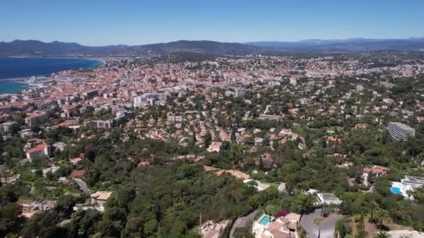 カンヌフランス 晴れた日に市の上の丘からのドローン空中ビュー 都市景観 — ストック動画