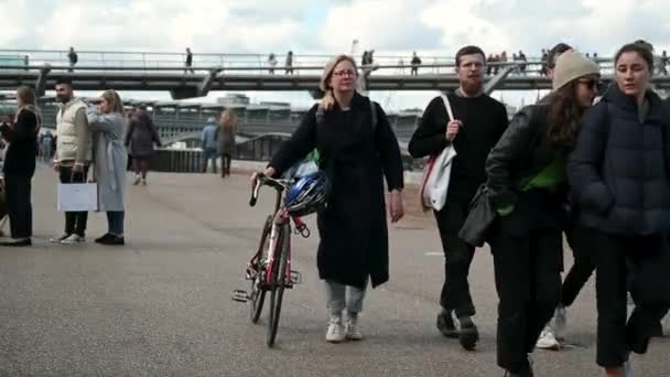 Passando Por Tate Modern Millennium Bridge Londres Reino Unido — Vídeo de Stock