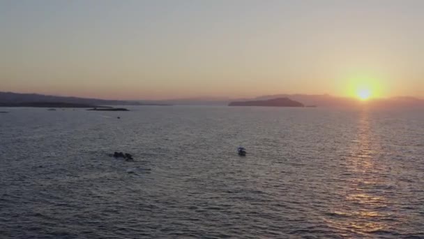 日落时分在希腊查尼亚的空中渔船 — 图库视频影像