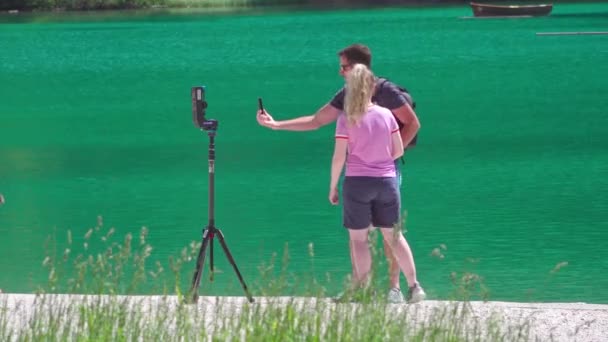 Een Stel Dat Een Selfie Maakt Bij Lake Braies Staan — Stockvideo