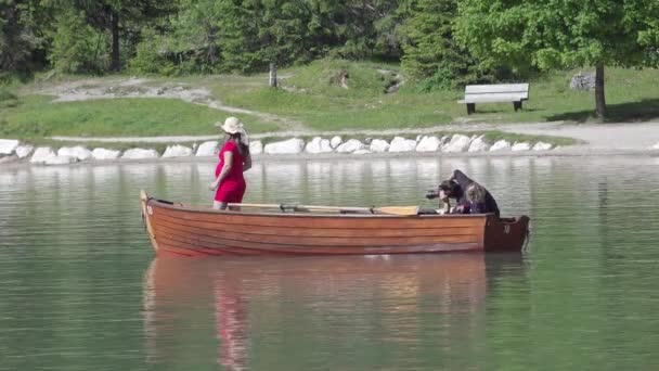 Fotoshooting Einer Schwangeren Frau Mit Einem Ruderboot Auf Dem Pragser — Stockvideo