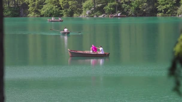 Μια Γυναίκα Αλλάζει Ρούχα Μια Βάρκα Κωπηλασίας Στη Λίμνη Μπρέις — Αρχείο Βίντεο