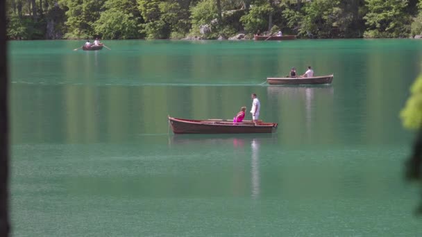Een Vrouw Die Zich Omkleedt Een Roeiboot Lake Braies Haar — Stockvideo