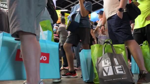 Κινέζοι Αγοραστές Φαίνονται Πολλές Τσάντες Ψώνια Στο Χονγκ Κονγκ Computer — Αρχείο Βίντεο