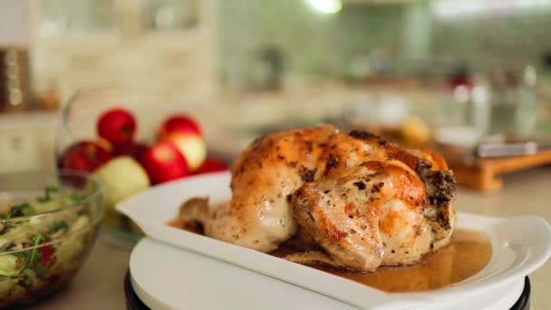 味付けロースト感謝祭ターンテーブル上の七面鳥のスピン 料理芸術 — ストック動画