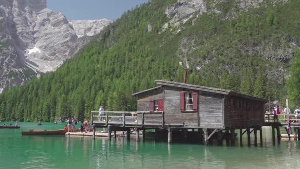 Híres Időnként Nagyon Forgalmas Csónakház Braies Tavon Dolomitokban — Stock videók