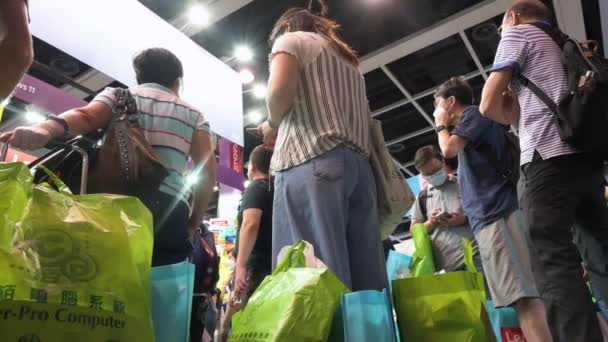 Chinese Tech Customers Seen Numerous Shopping Bags Hong Kong Computer — Stock Video